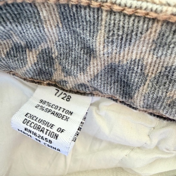 Disclosure Low-Rise Baggy Cargo Leopard Print Jeans - Size 7/28 - Picture 11 of 12